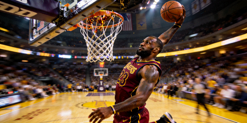 勒布朗·詹姆斯NBA赛场霸气扣篮瞬间